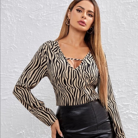 Tops - Zebra striped it-out v-neck top- NWT